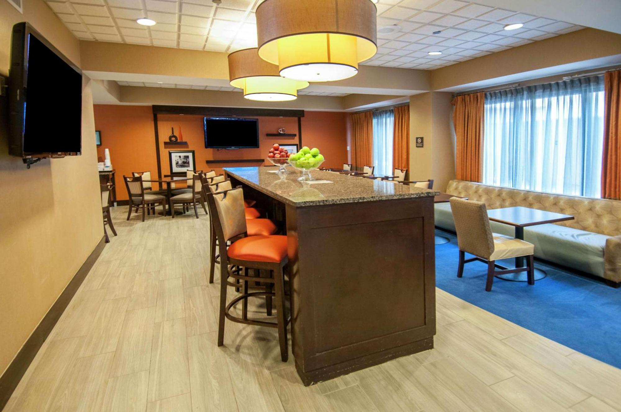 Hampton Inn Метейри Экстерьер фото